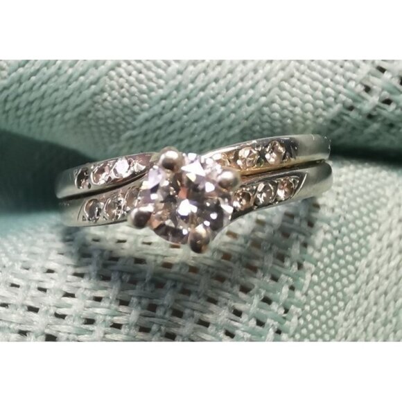18 kt White Gold Solitaire Diamond Ring with Diamond Accents Size 5.5 - Picture 1 of 13